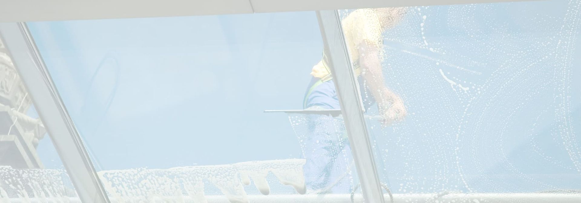 Fenster putzen von einem Glasdach